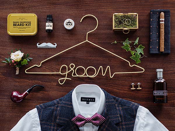 Μεταλλική χρυσή κρεμάστρα "Groom"