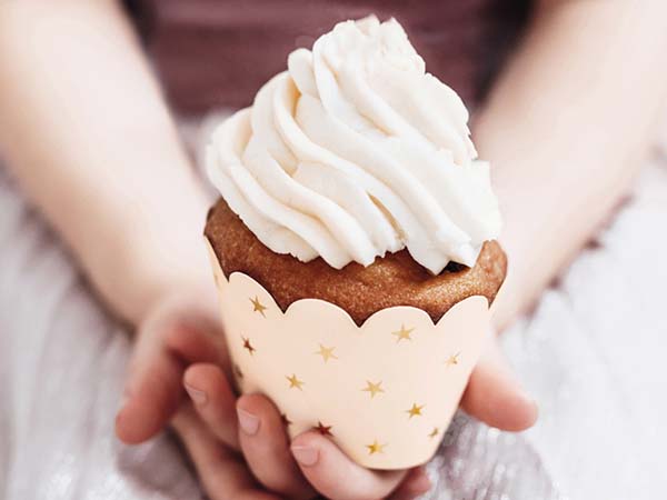 Λευκό Περιτύλιγμα για cupcakes με χρυσή λεπτομέρεια (6 τεμ)