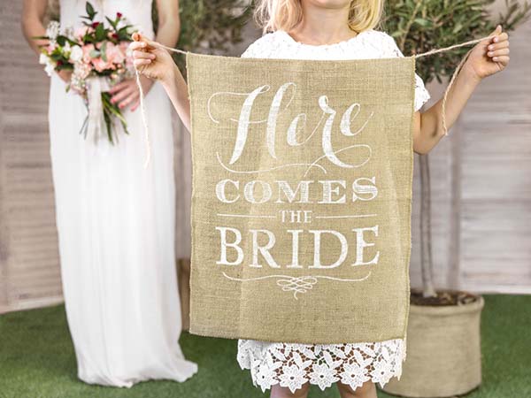 Πινακίδα γάμου "Here comes the bride"