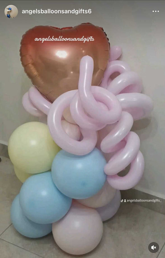φουσκωτό foil καρδιά + pastel latex μπαλόνια + ειδικά twisted μπαλόνια σε σπιράλ μορφή)