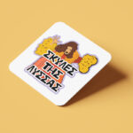 Ξύλινο Σουβέρ Πέγκυ – Σκύλες της Λύσσας