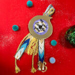 Χριστουγεννιάτικο Γούρι Με Ευχές – "Χρυσό Plexi Ρόδι Με 3D Ξύλινο Ματάκι"